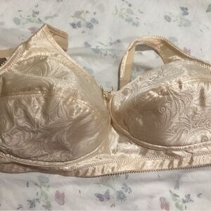 AMOENA MASTECTOMY BRA 36C. This is a mastectomy bra that has never been worn.